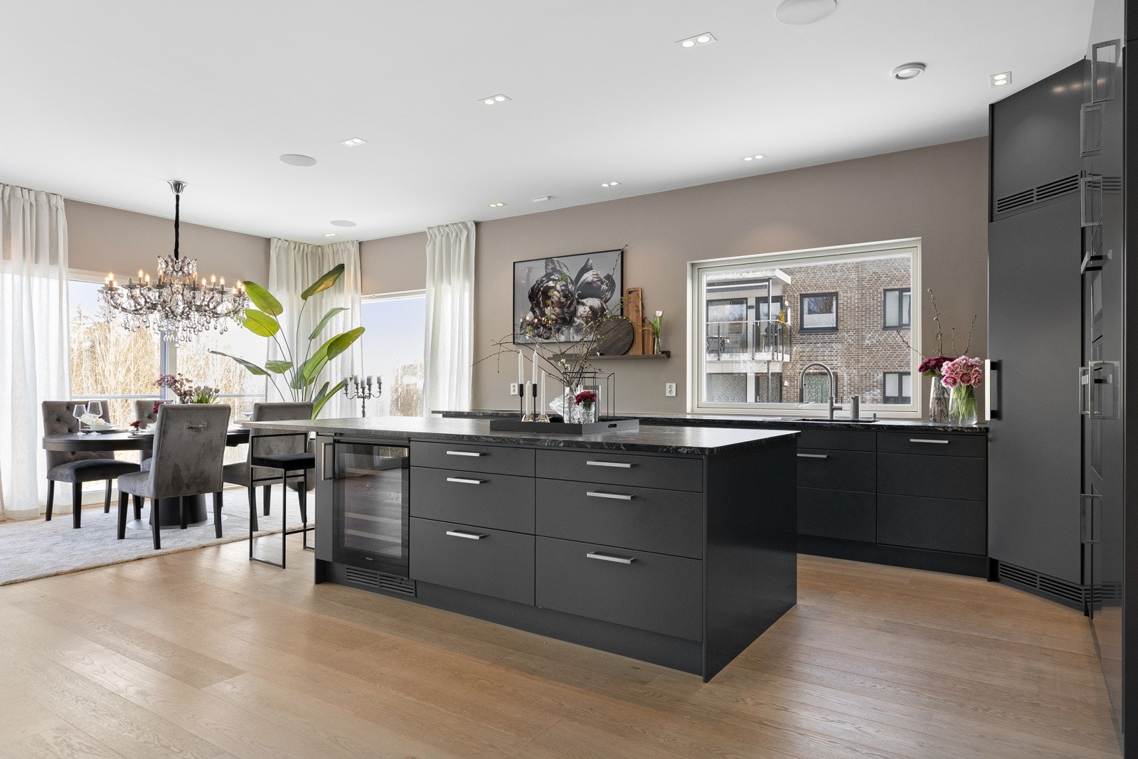 Det er rikelig med skap- og benkeplass og de glatte frontene gir et moderne uttrykk. Galleribilde