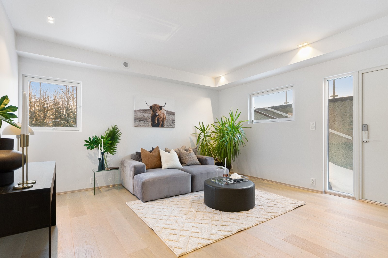 Underetasje med egen inngang, hvor ytterdøren har kodelås, som gir praktisk og sikker adkomst. Det er åpen løsning mellom stue og kjøkken. Galleribilde