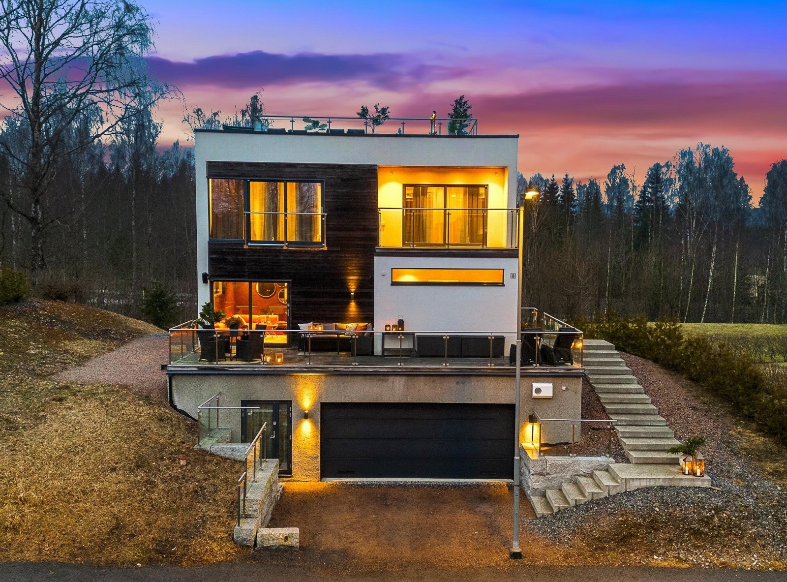 Det er parkering på egen gårdsplass og i garasjen, som har plass til to biler med to elbil-ladere for praktisk lading og fjernkontroll for enkel åpning og lukking. Galleribilde