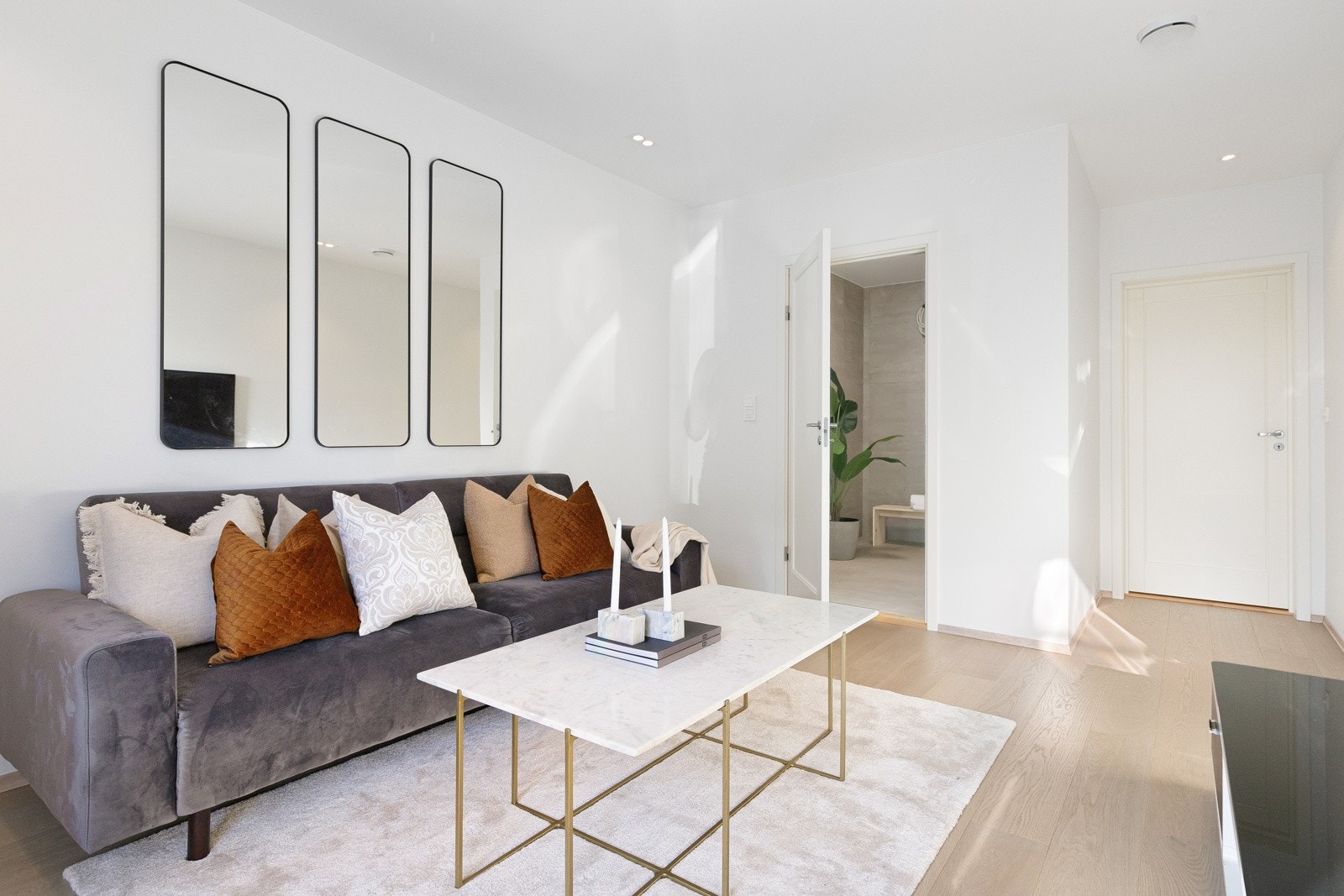 Her er det parkett på gulv, gulvvarme, malte overflater og downlights i himling. Galleribilde