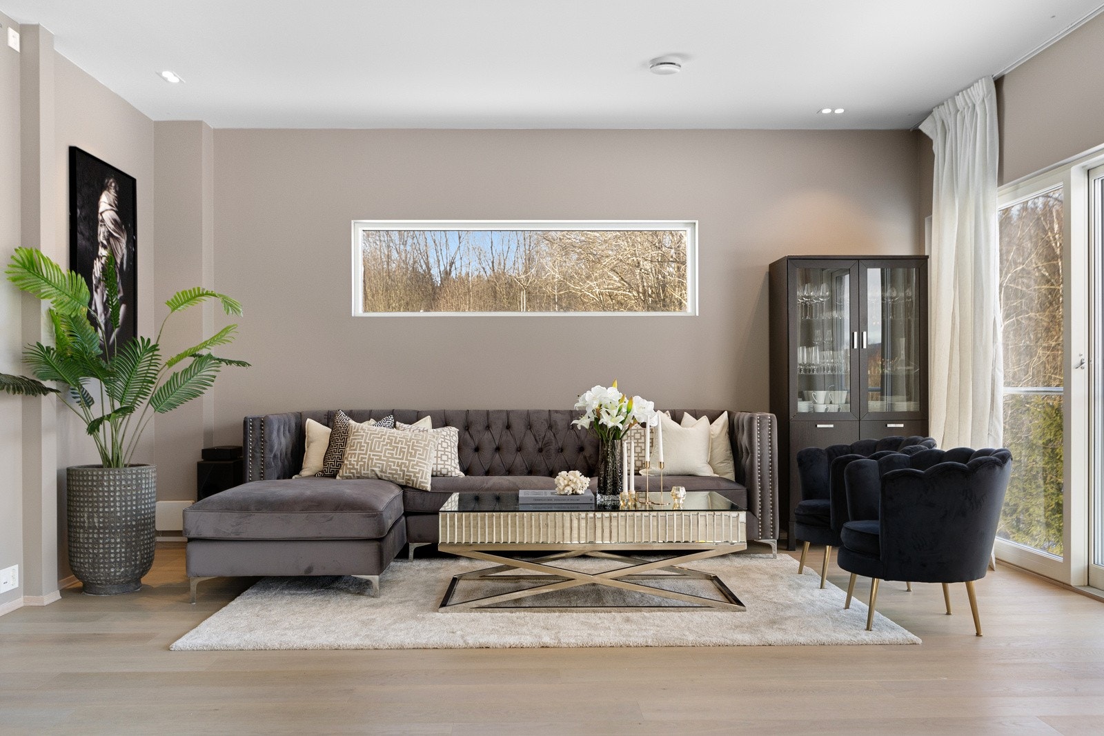 Stuen er stor og luftig med god plass til både romslig sofagruppe, et stort spisebord og øvrig møblement - perfekt for sosiale sammenkomster. Galleribilde