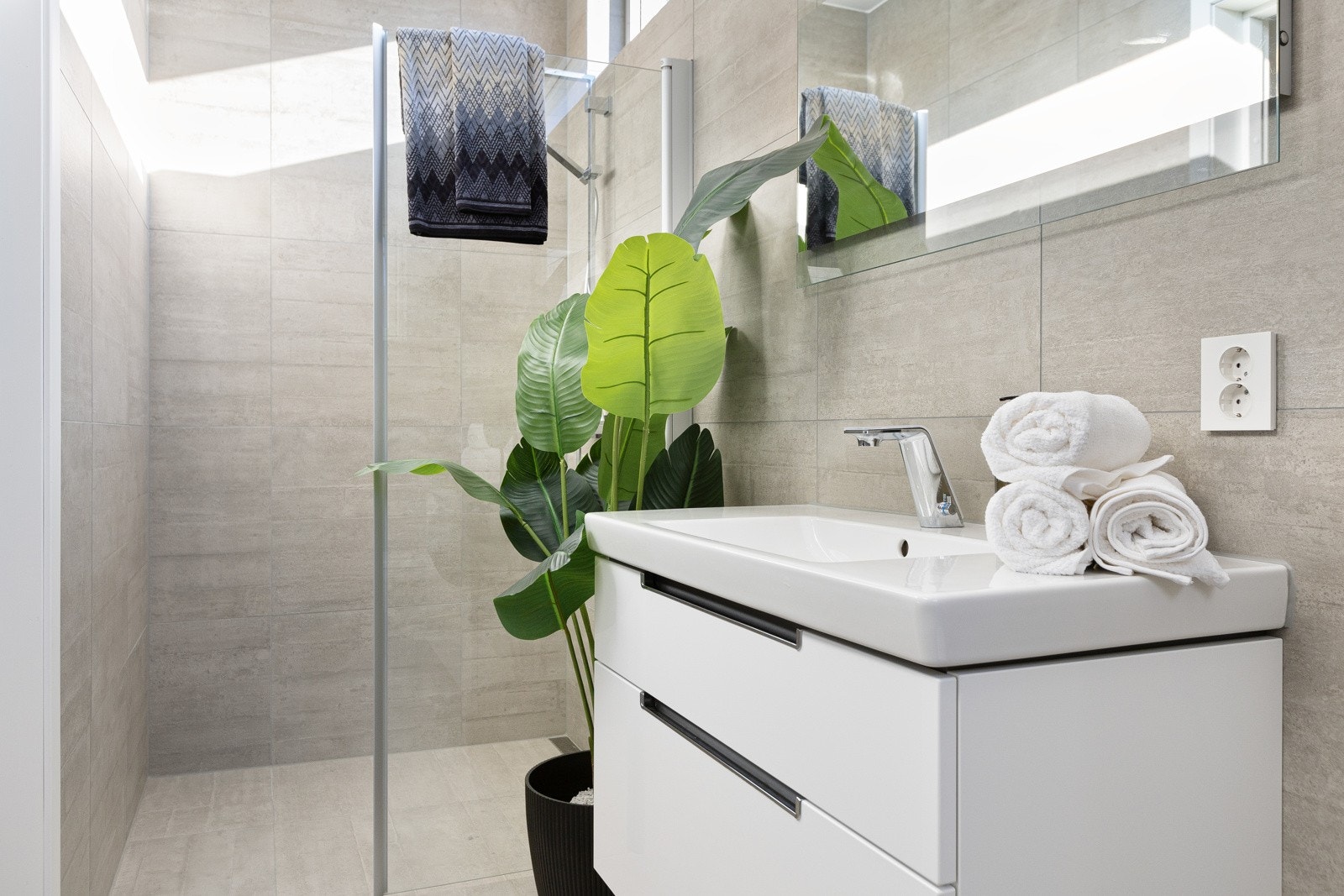 Flere vinduer slipper inn rikelig med naturlig lys, noe som skaper en åpen og luftig følelse. Galleribilde