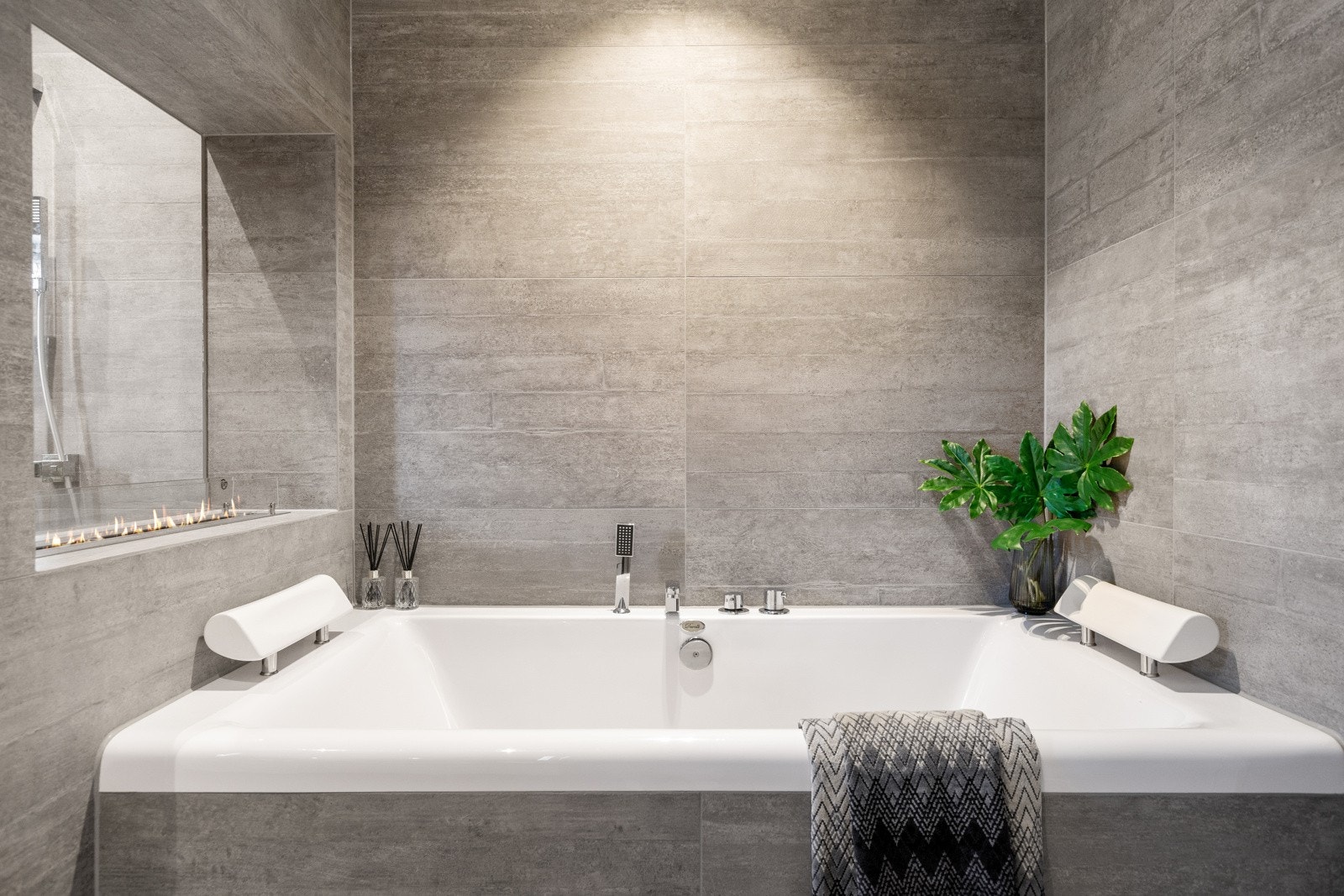 I likhet med det andre badet i etasjen er det en innfelt biopeis i veggen. Galleribilde