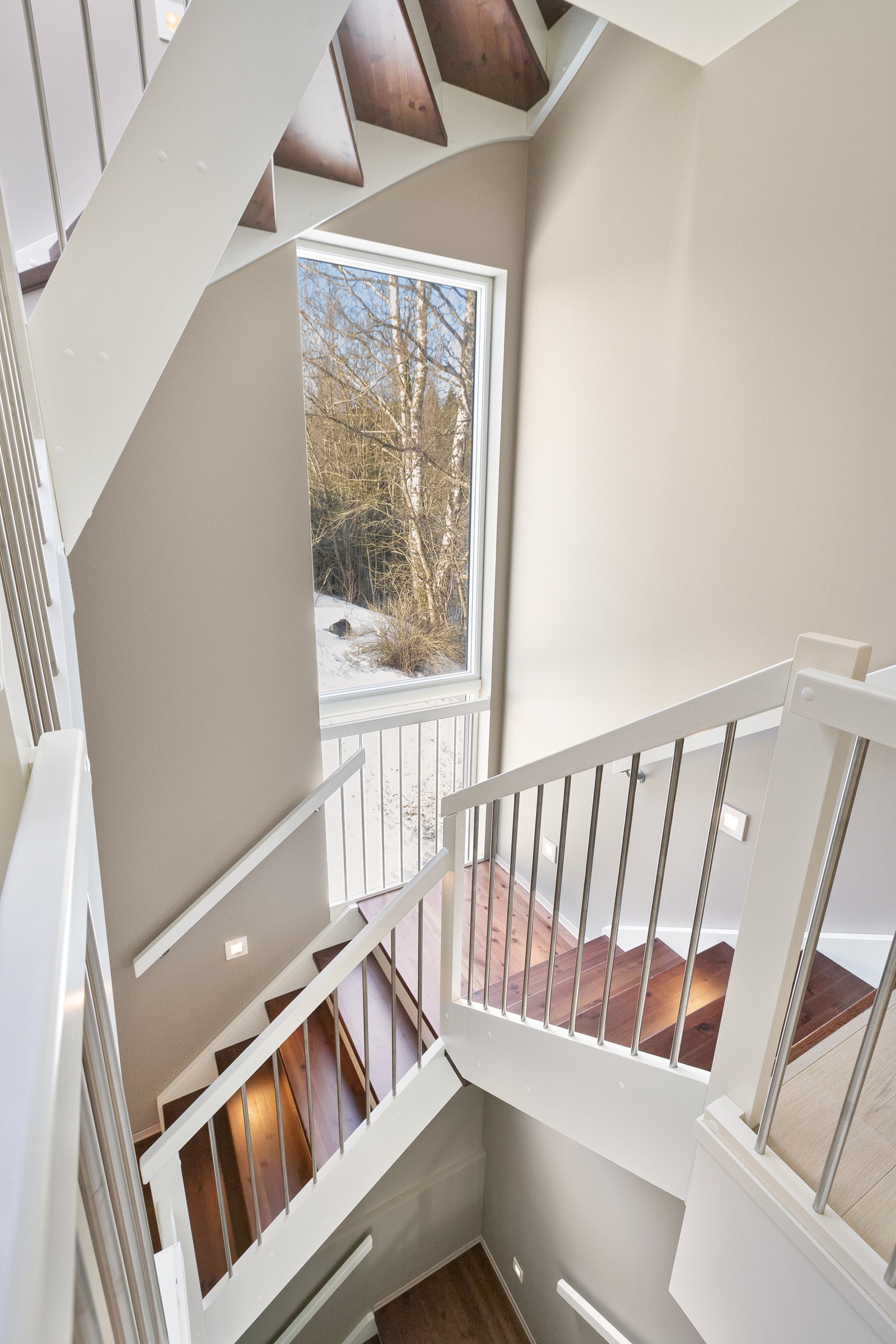 Det er tilrettelagt for heis i trappeåpning. I følge eier er det bare å fjerne parkett så ligger strøm klart. Galleribilde