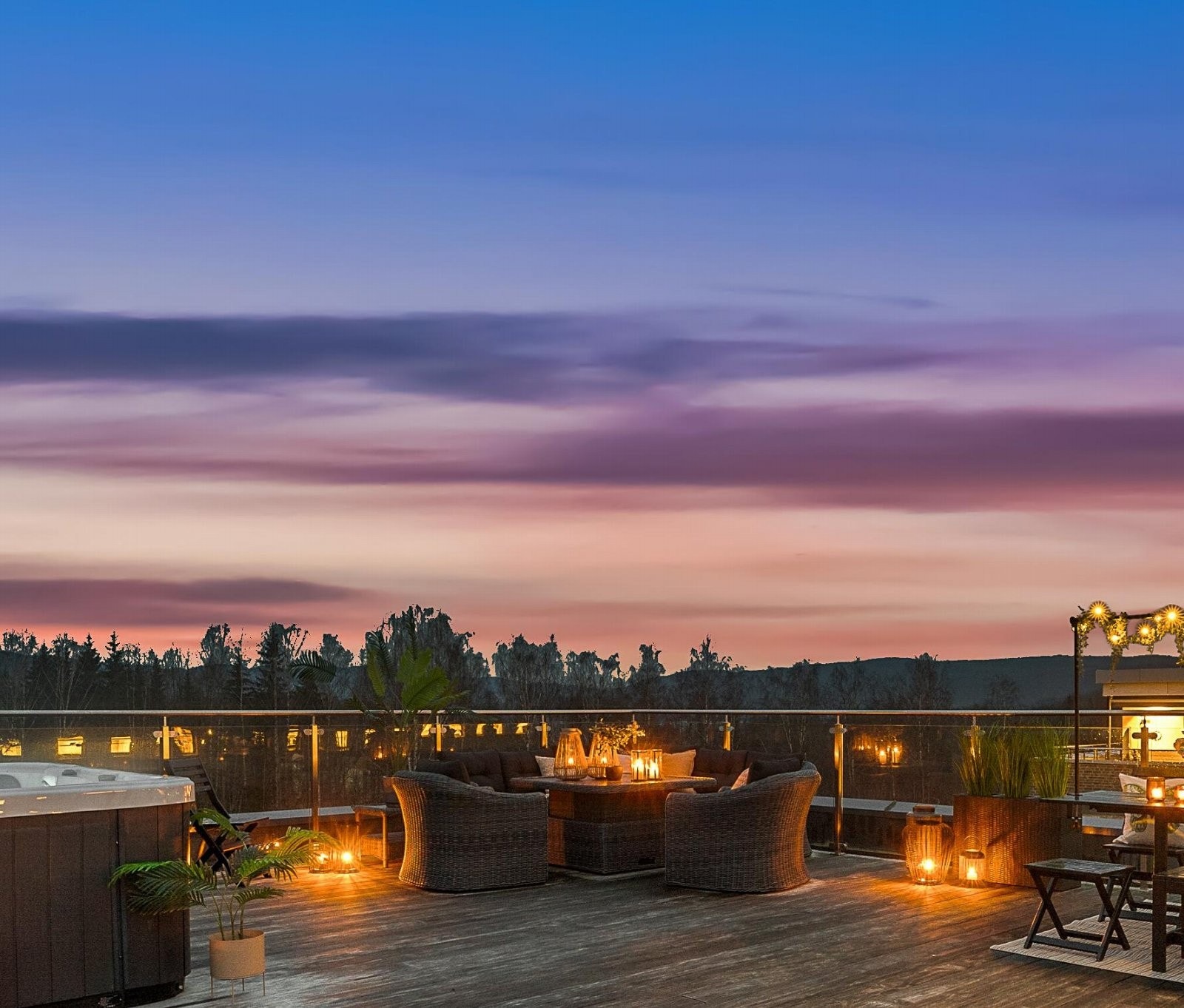 Takterrassen er utstyrt med Bose-høyttalere som står løst på gulvet, for en fantastisk lydopplevelse under åpen himmel. Galleribilde