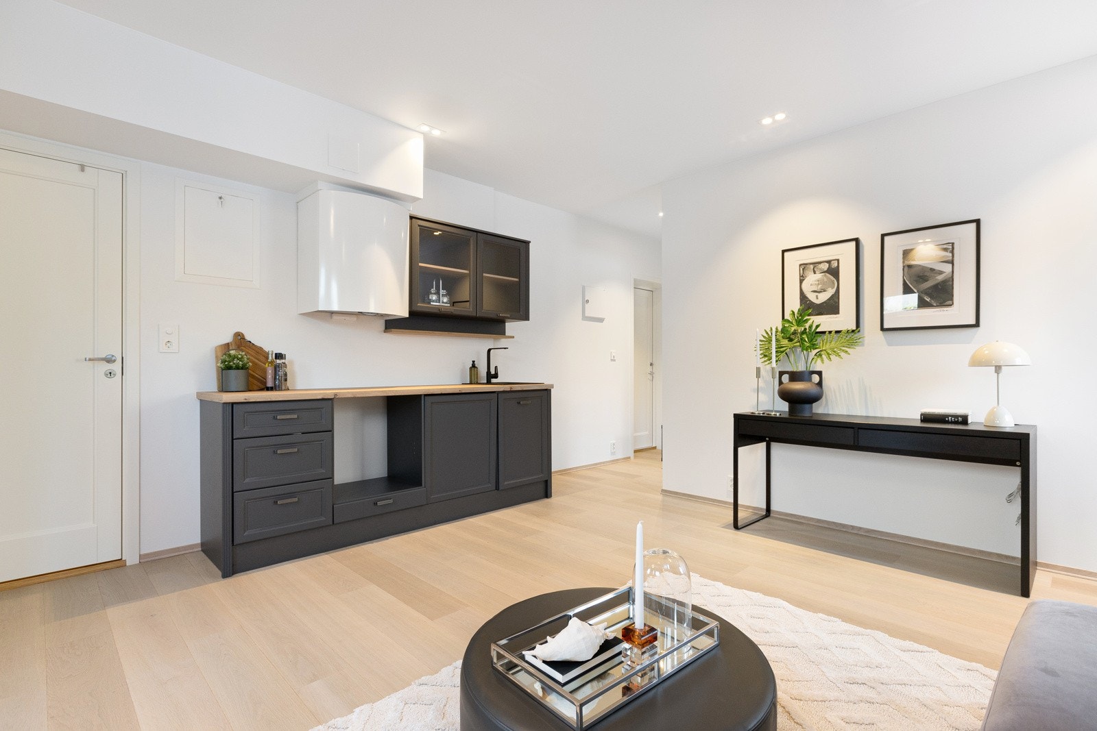 Kjøkkenet har innredning med profilerte fronter, og benkeplate av laminat og avsatt plass til hvitevarer (medfølger ikke). Galleribilde