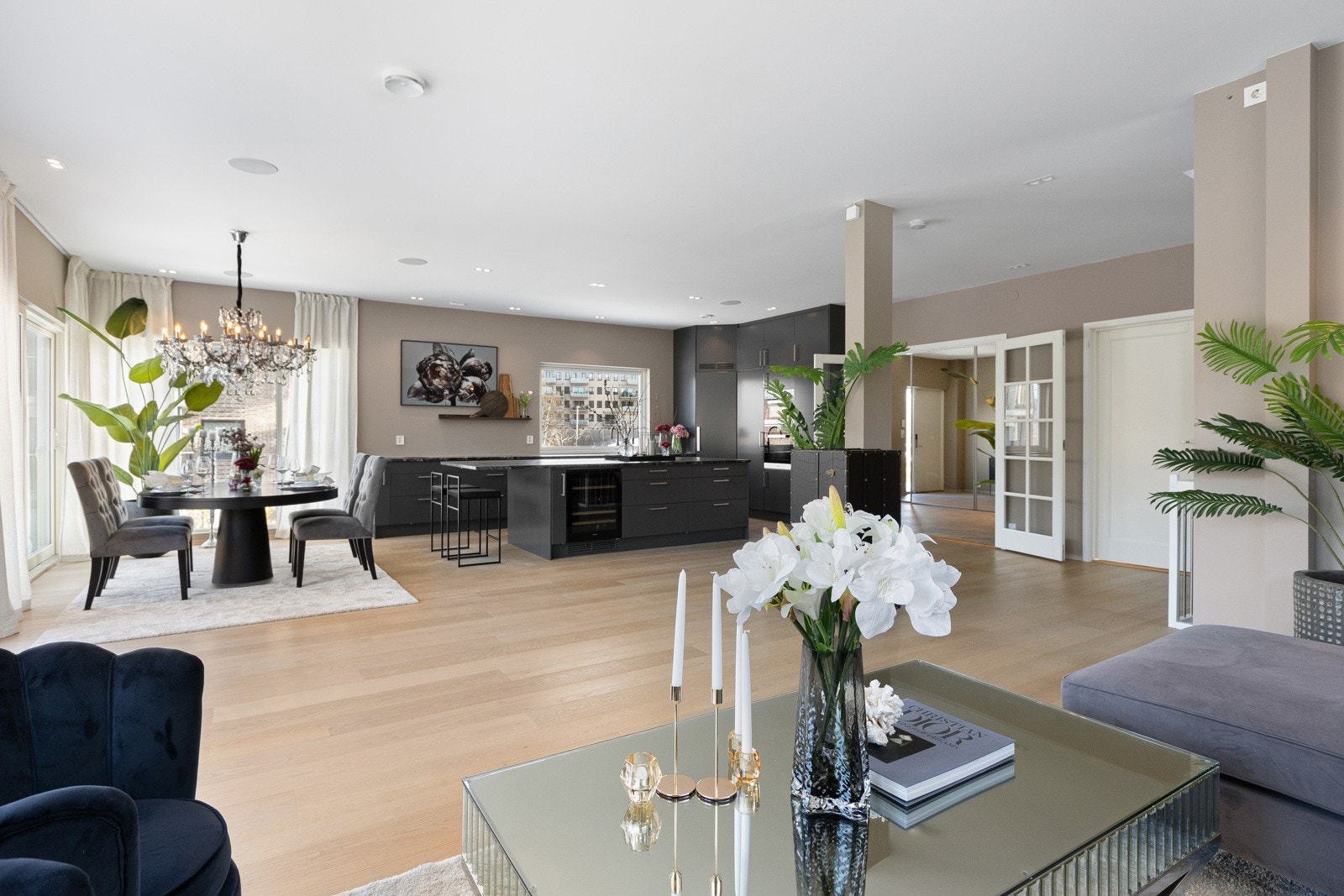 Boligen har et imponerende oppholdsrom hvor kjøkken, spisestue og stue smelter sømløst sammen i en åpen og luftig planløsning. Galleribilde