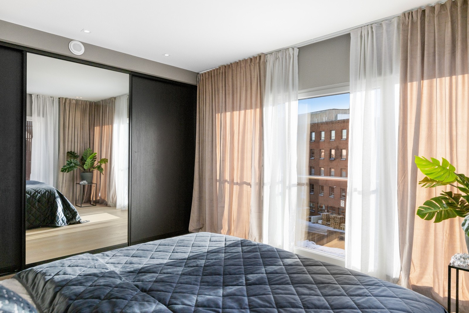 På rommet er det en praktisk skyvedørsgarderobe som gir gode oppbevaringsmuligheter. Galleribilde