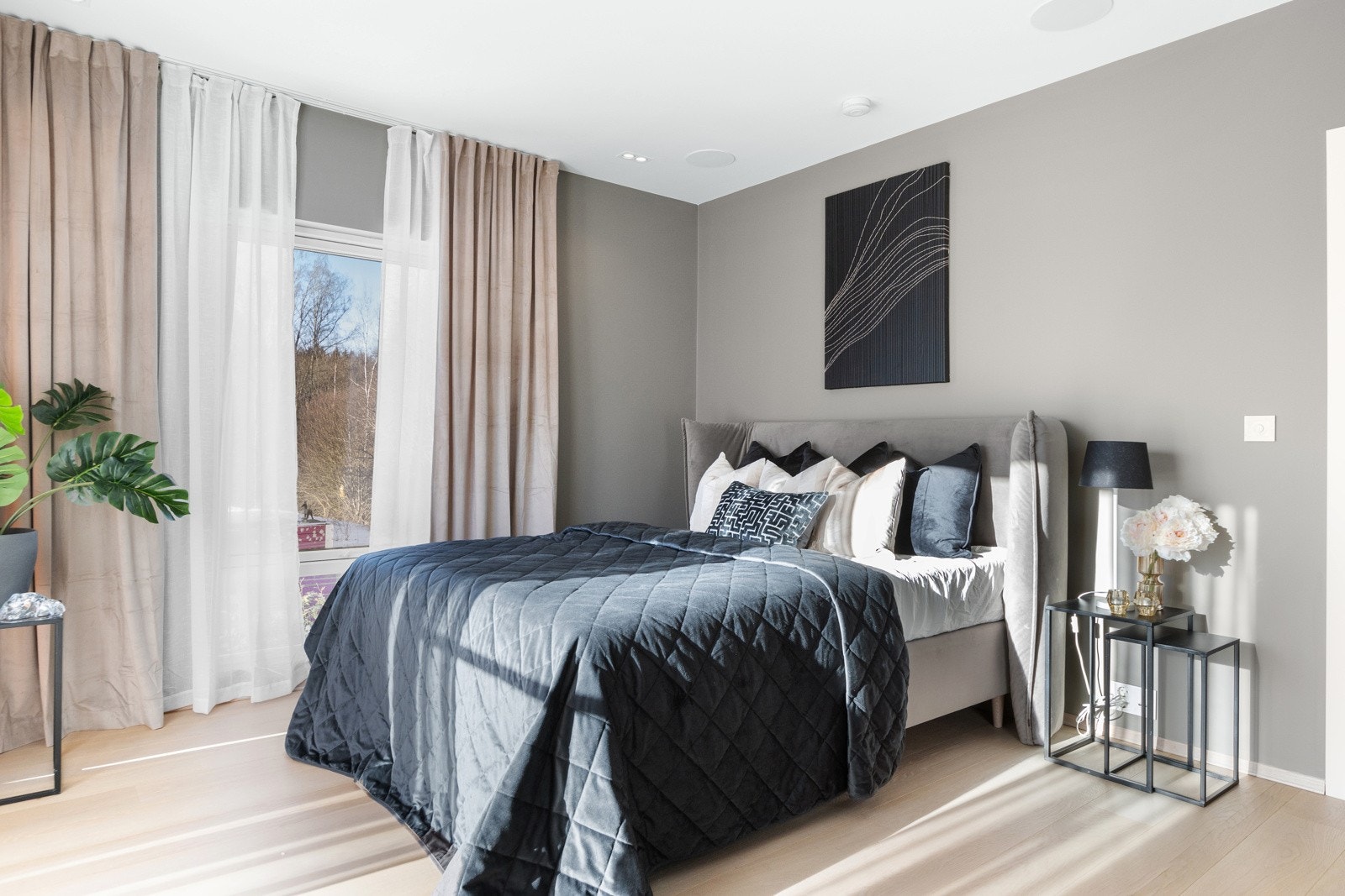 Det tredje soverommet har store vindusflater som slipper inn rikelig med dagslys. Galleribilde