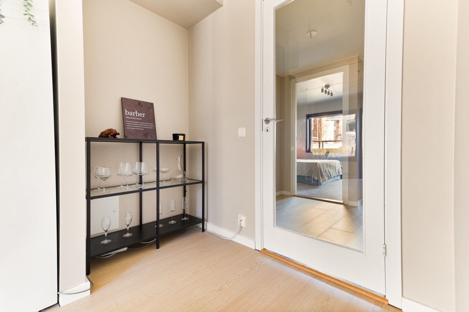 Praktisk hjørne for ekstra plass til garderobe eller vitrineskap. Galleribilde