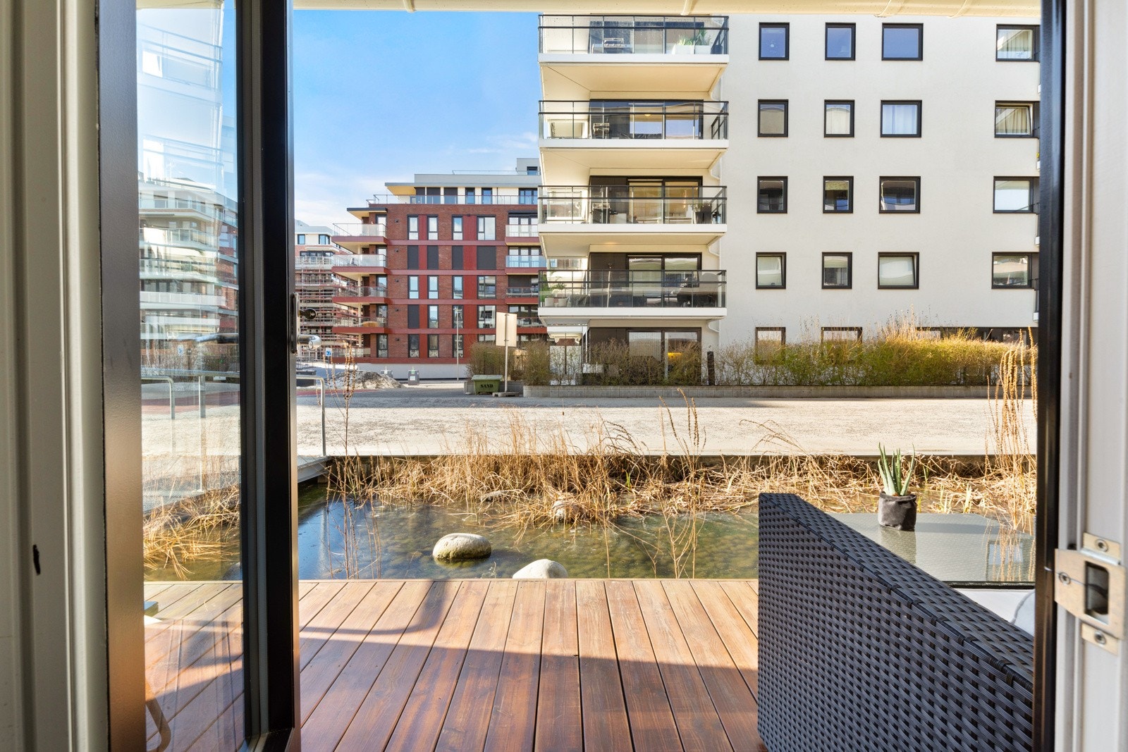 Fra stuen er det direkte utgang til den idylliske terrassen. Galleribilde