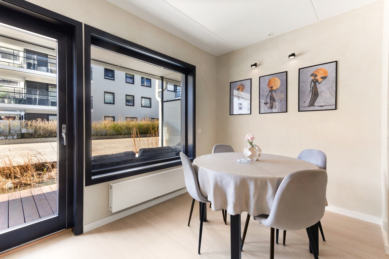 Gulvene er nylig oppgradert med laminat i 2025. Galleribilde