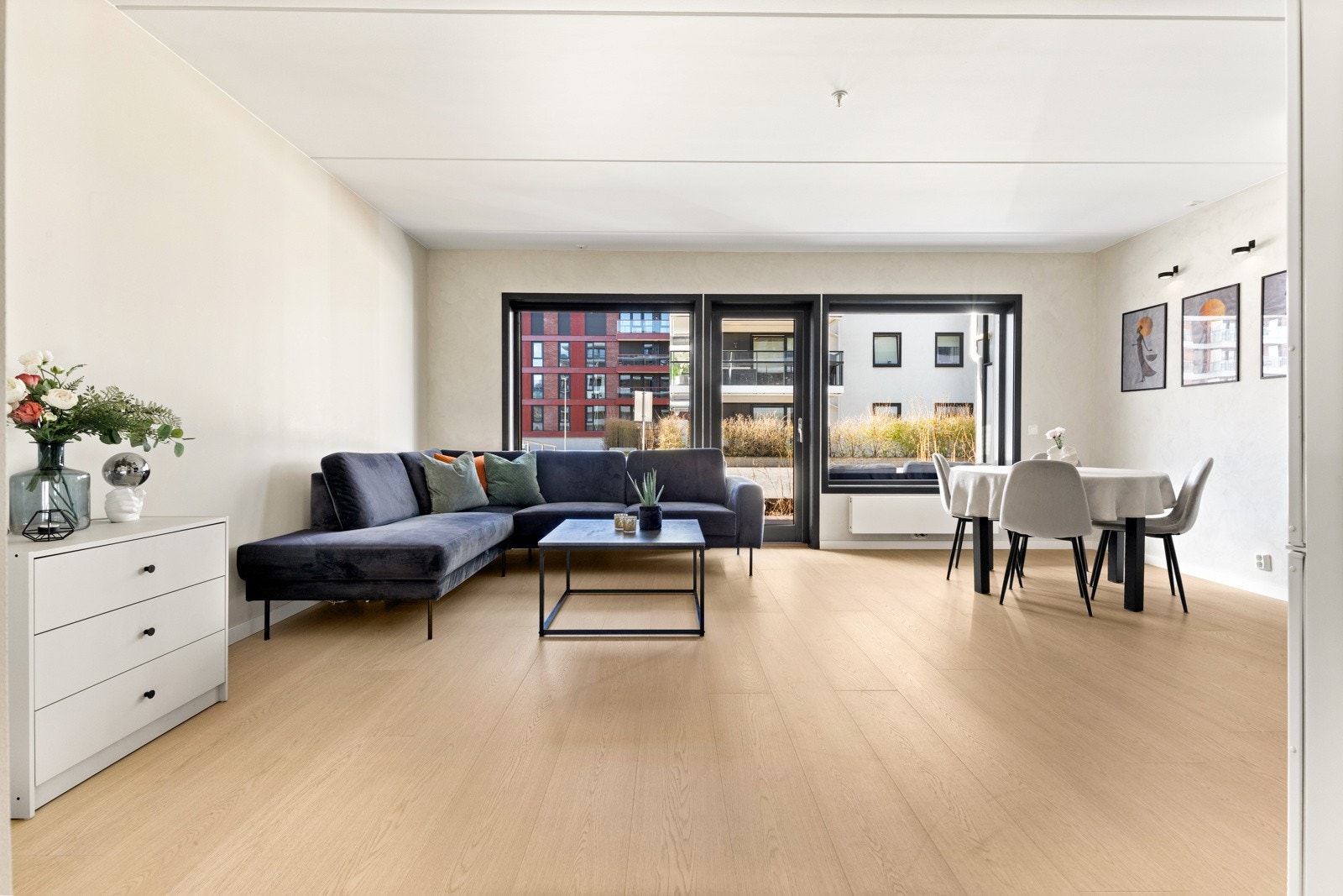 De store vinduene slipper inn rikelig med natur lys. Galleribilde