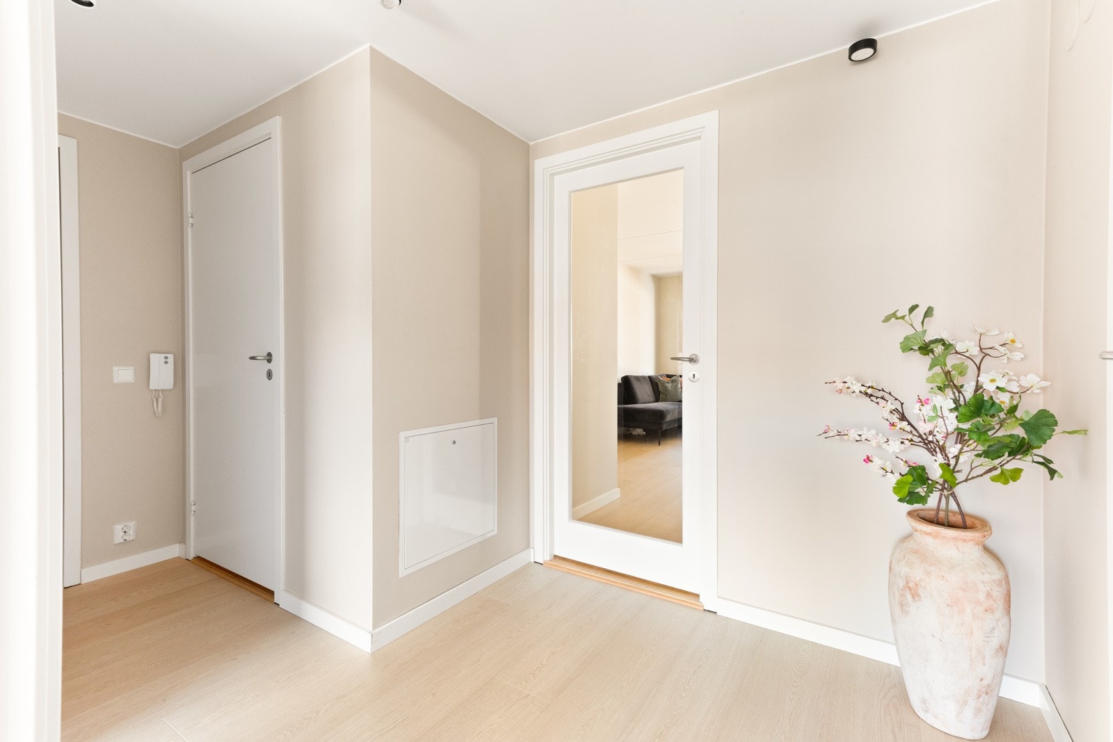 Leiligheten har en innbydende entré med plass til oppbevaring av yttertøy og sko. Galleribilde