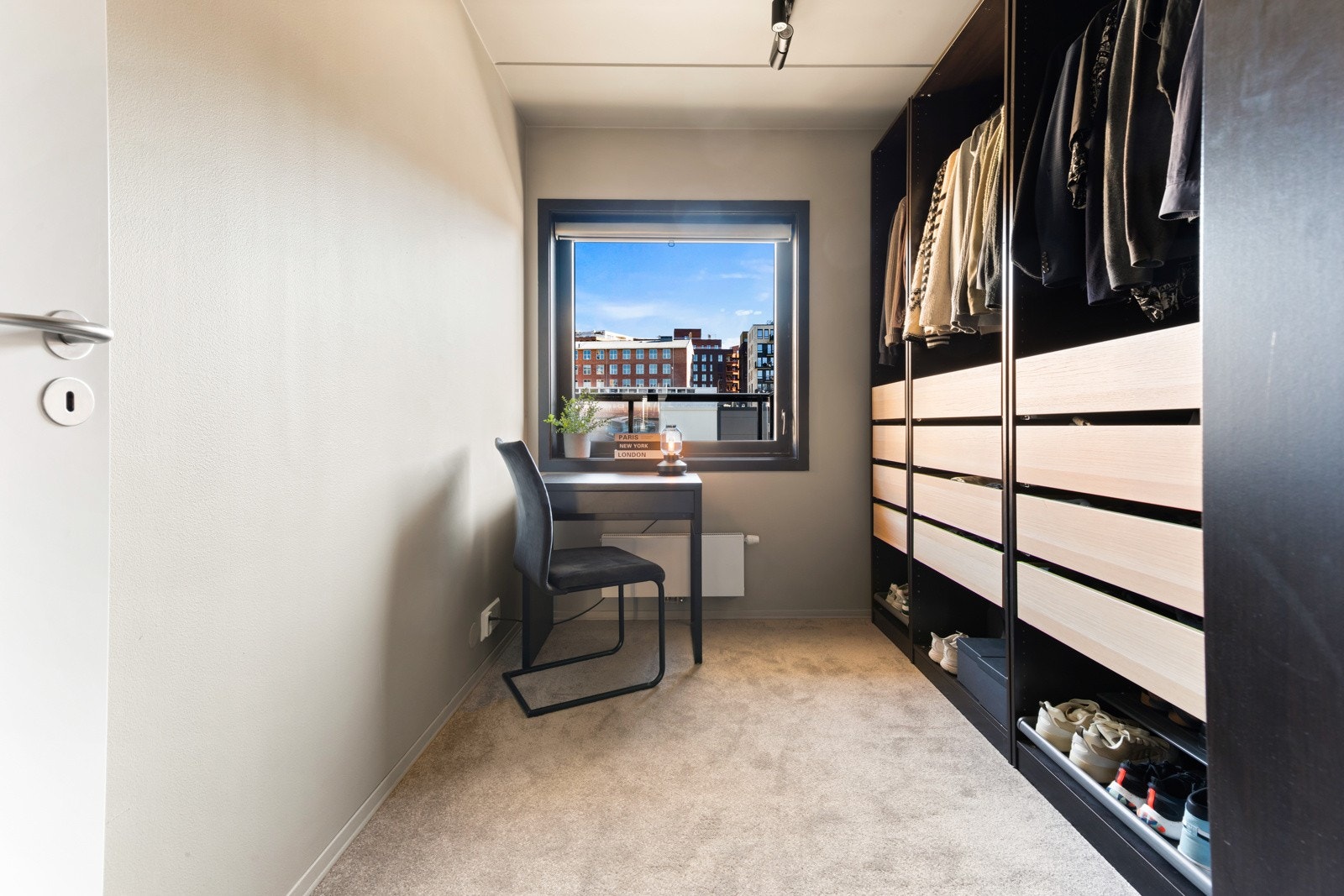 Perfekt rom for deg som ønsker ekstar soverom, kontor eller walk in closet som i dag. Galleribilde