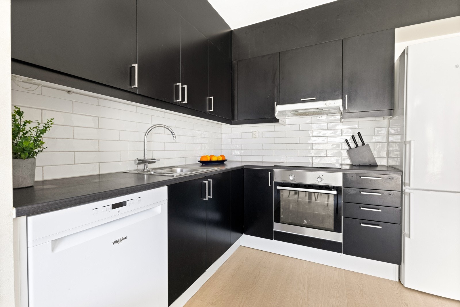 Kjøkkenet er godt utnyttet med god skap- og benkeplass samt integrerte hvitevarer som oppvaskmaskin, platetopp og stekeovn. Galleribilde