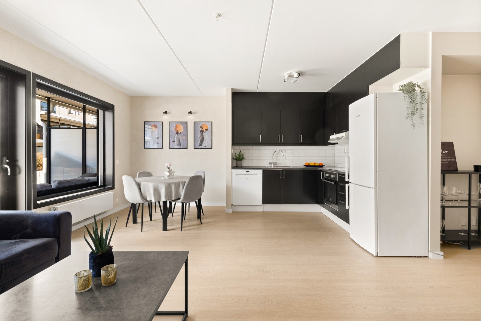 Stuen er lys og romslig med store vindusflater som slipper inn rikelig med dagslys Galleribilde