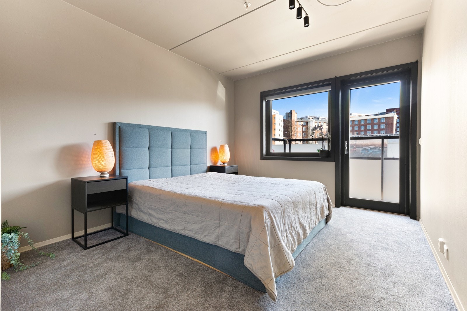 Leilighetens hovedsoverom har utgnag til egen balkong Galleribilde