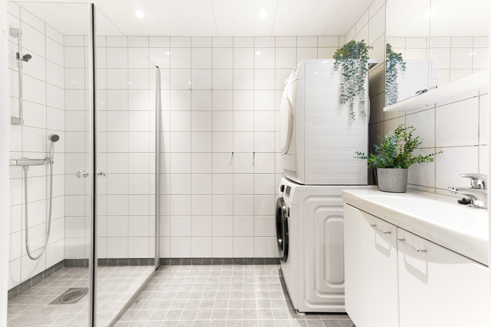 Det er innredet med servant i underskap, vegghengt toalett, dusjnisje og opplegg for vaskemaskin. Galleribilde