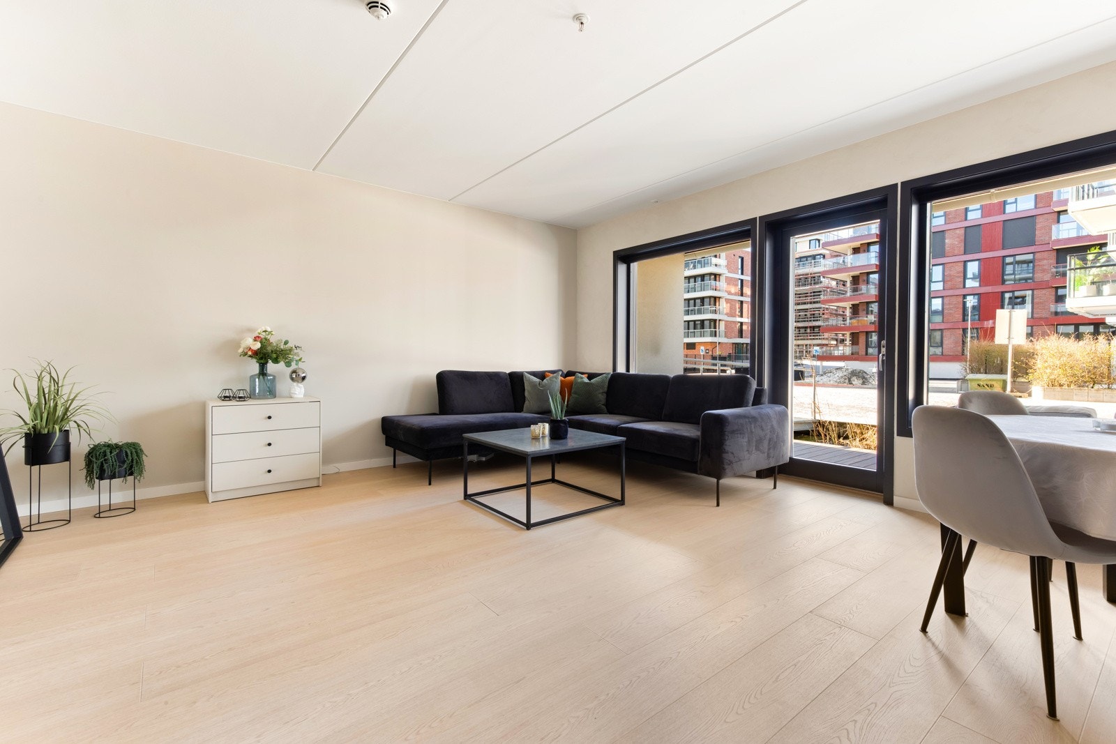 Den romslige stuen gjør det enkelt å møblere etter eget ønske. Galleribilde