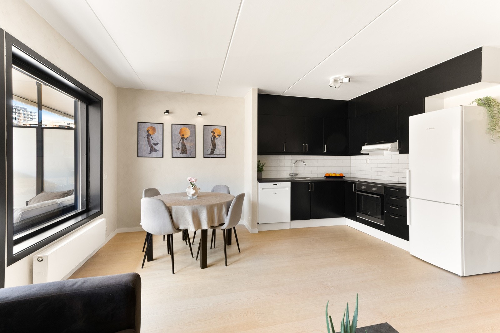 Boligen er naturlig inndelt i ulike soner med sofagruppe og spiseplass. Galleribilde