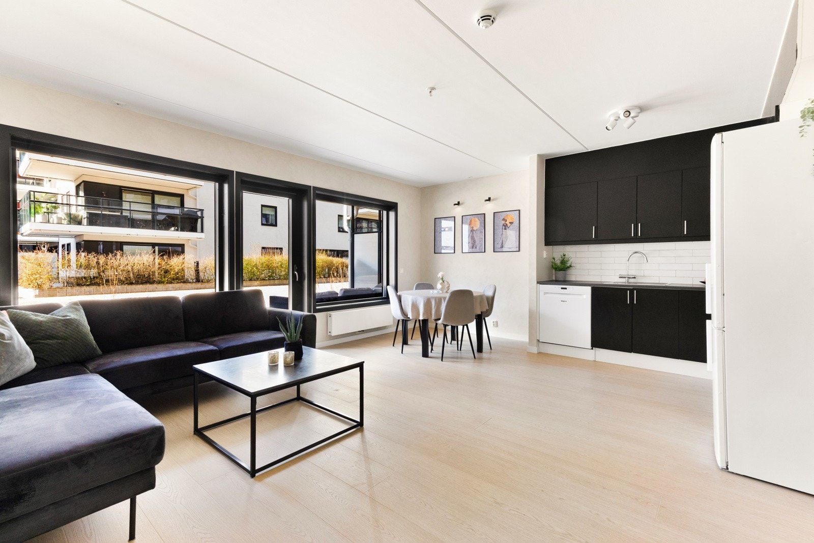 Stor åpen stue/kjøkken som gjør det enkelt å møblere etter behov. Galleribilde