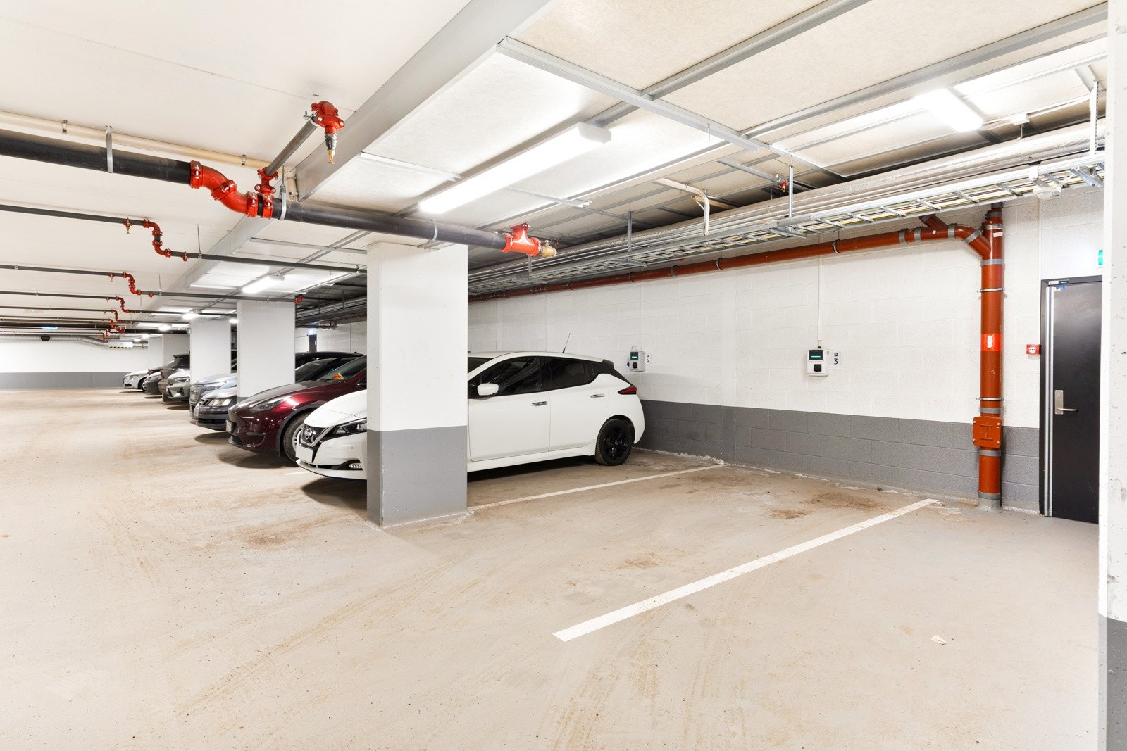 Garasjeplass med elbil lader. Galleribilde