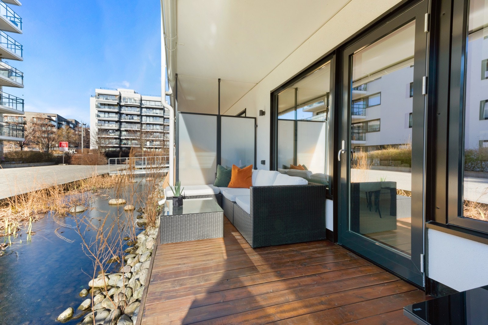 Terrassen har god plass for utemøblement. Galleribilde