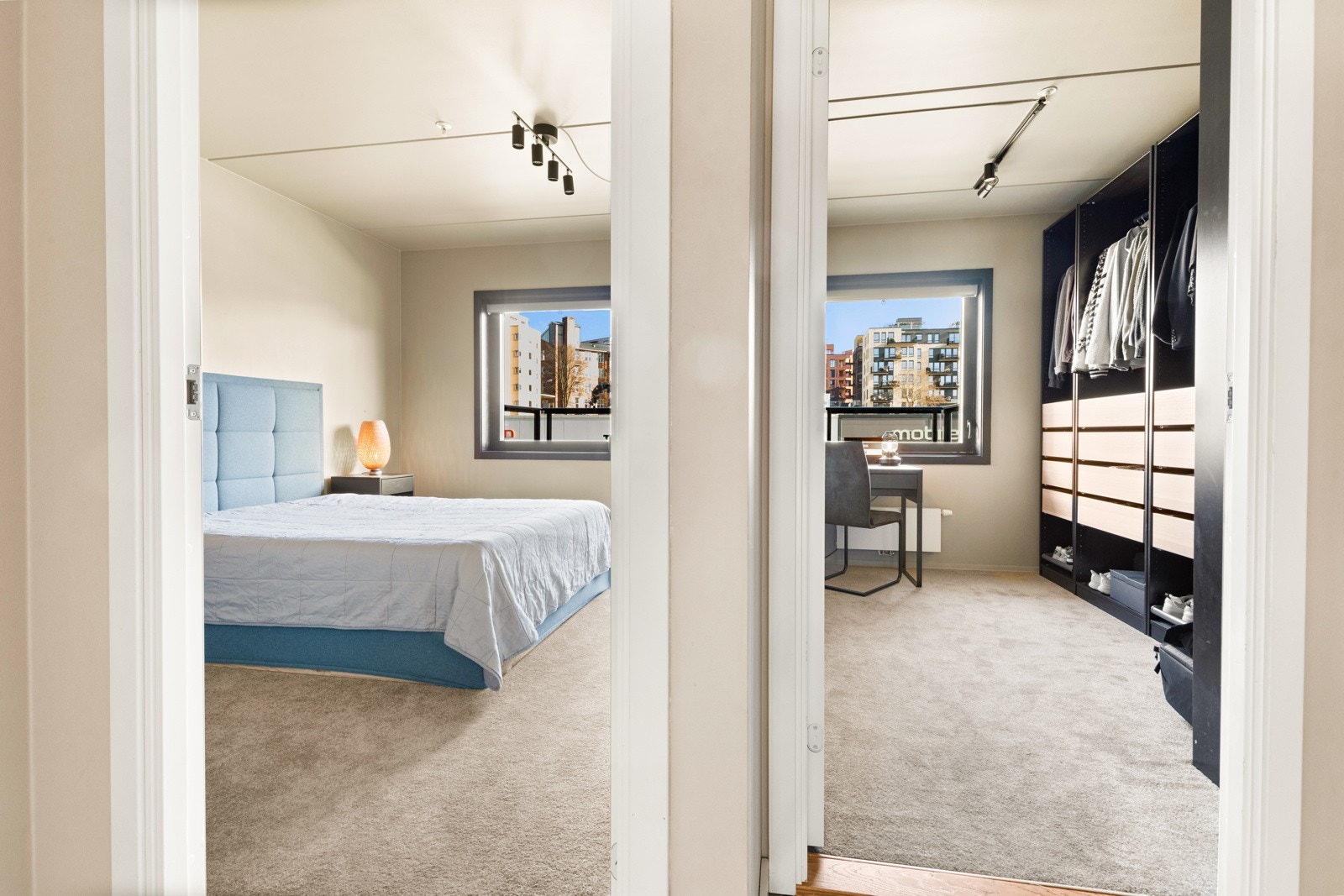 Boligens andre soverom er i dag benytte som walk in closet Galleribilde