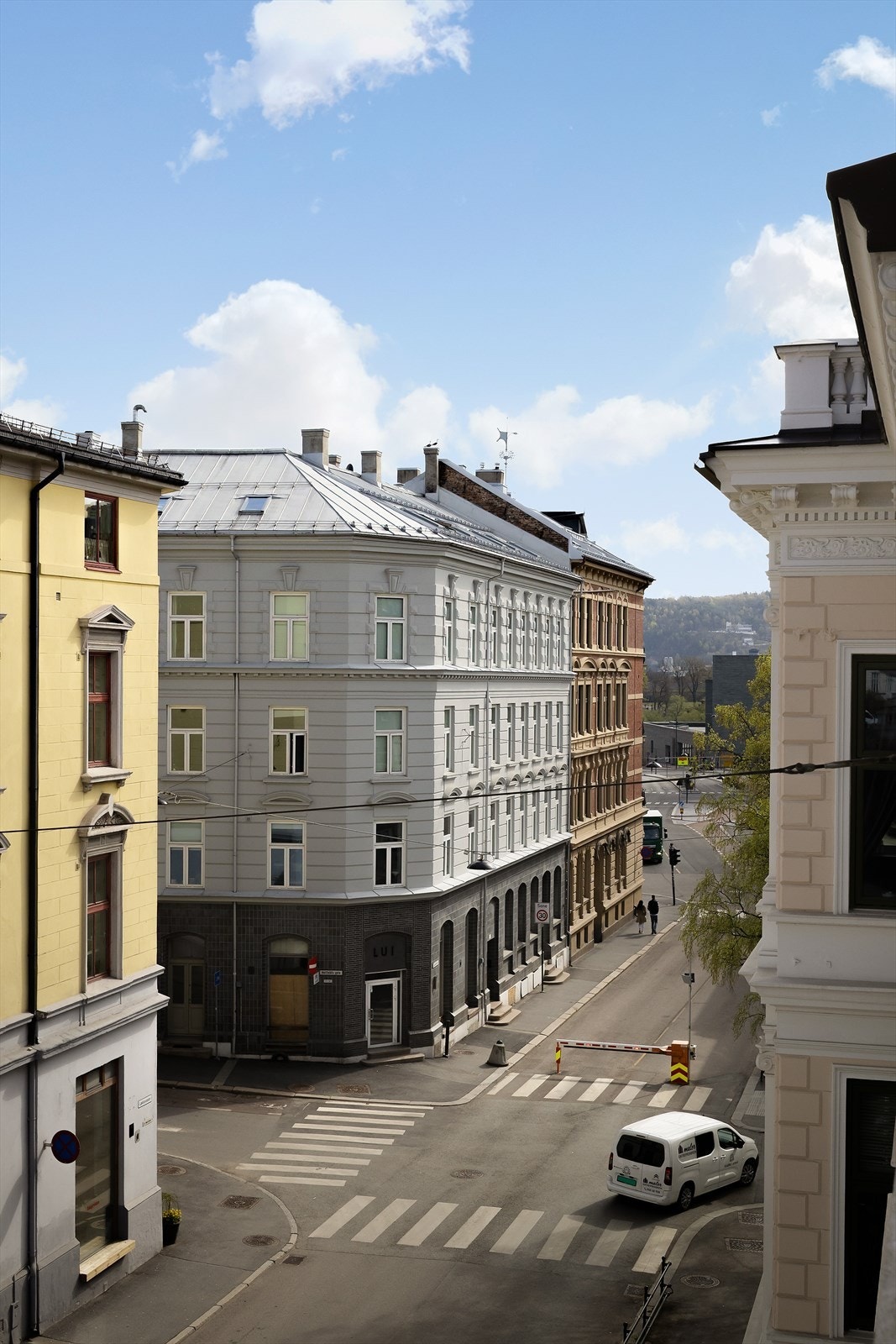 Utsyn mot Nasjonalmuseet fra soveromsvindu - Aker brygge ligger få minutters gange fra leiligheten Galleribilde