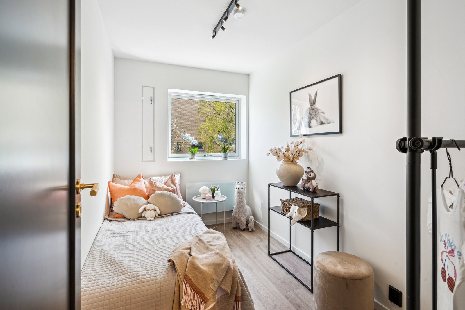 Det minste soverommet av 3. Kan evt. fek.s. brukes til kontor eller det man måtte ha behov for. Det er montert panelovn med wifi, appstøtte, panel i herdet glass, digitalt termometer, klokke, frostvakt og overopphetingsvern under vindu. Galleribilde