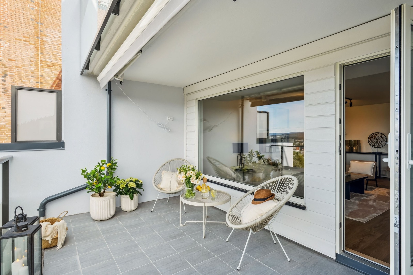 Lunt og hyggelig ute på balkongen med plass til større utemøbler som feks. en sofa/loungegruppe. Galleribilde