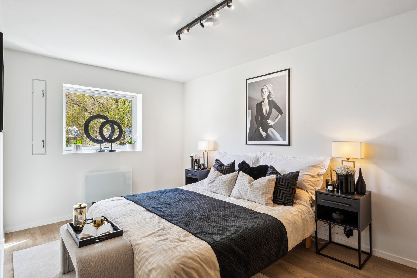 Det største av 3 soverom, med god plass til en skyvedørsgarderobe til høyre bak døren da man kommer inn i rommet. Det er montert panelovn med wifi, appstøtte, panel i herdet glass, digitalt termometer, klokke, frostvakt og overopphetingsvern under vindu. Galleribilde