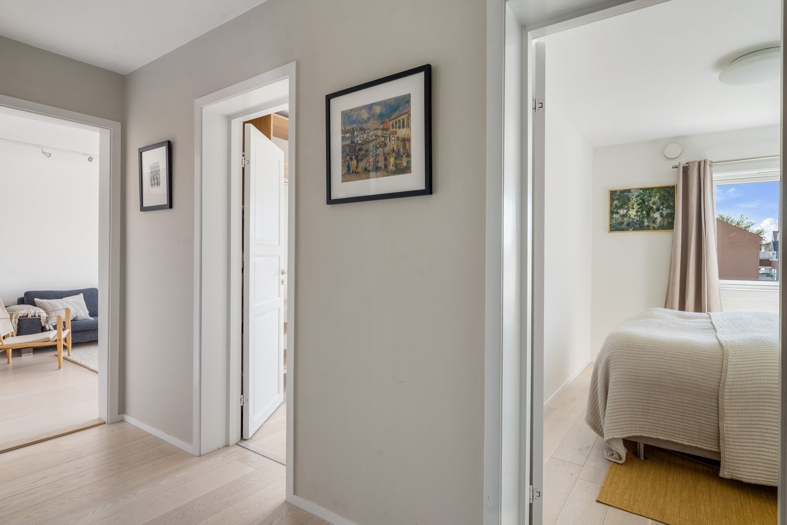 Begge soverommene har ny og lys enstavs eikeparkett i 2018, noe som bidrar til et moderne og helhetlig uttrykk i leiligheten. Galleribilde