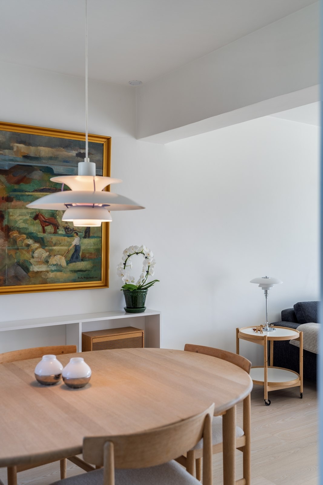 God plass til en hyggelig spisestue i en naturlig avgrenset del av stuen - ideelt for sosiale sammenkomster. Galleribilde