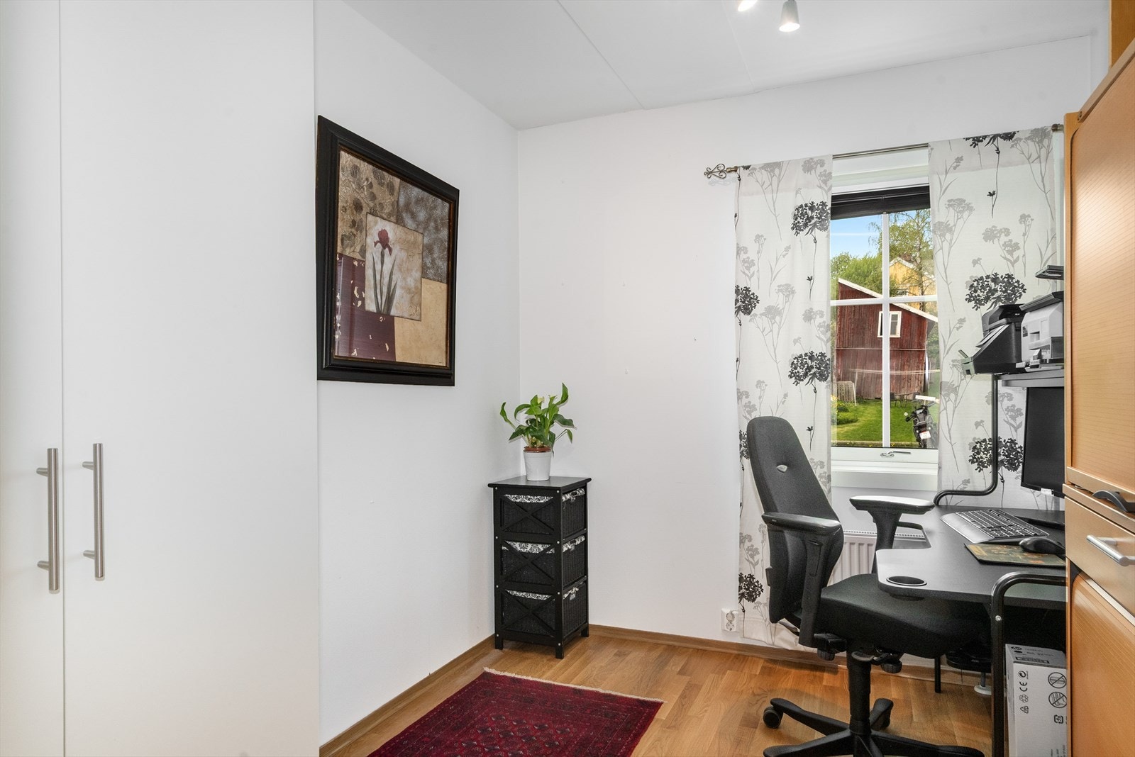 Det siste soverommet er idag innredet som et hjemmekontor, men det er også plass til en gjesteseng her. Galleribilde