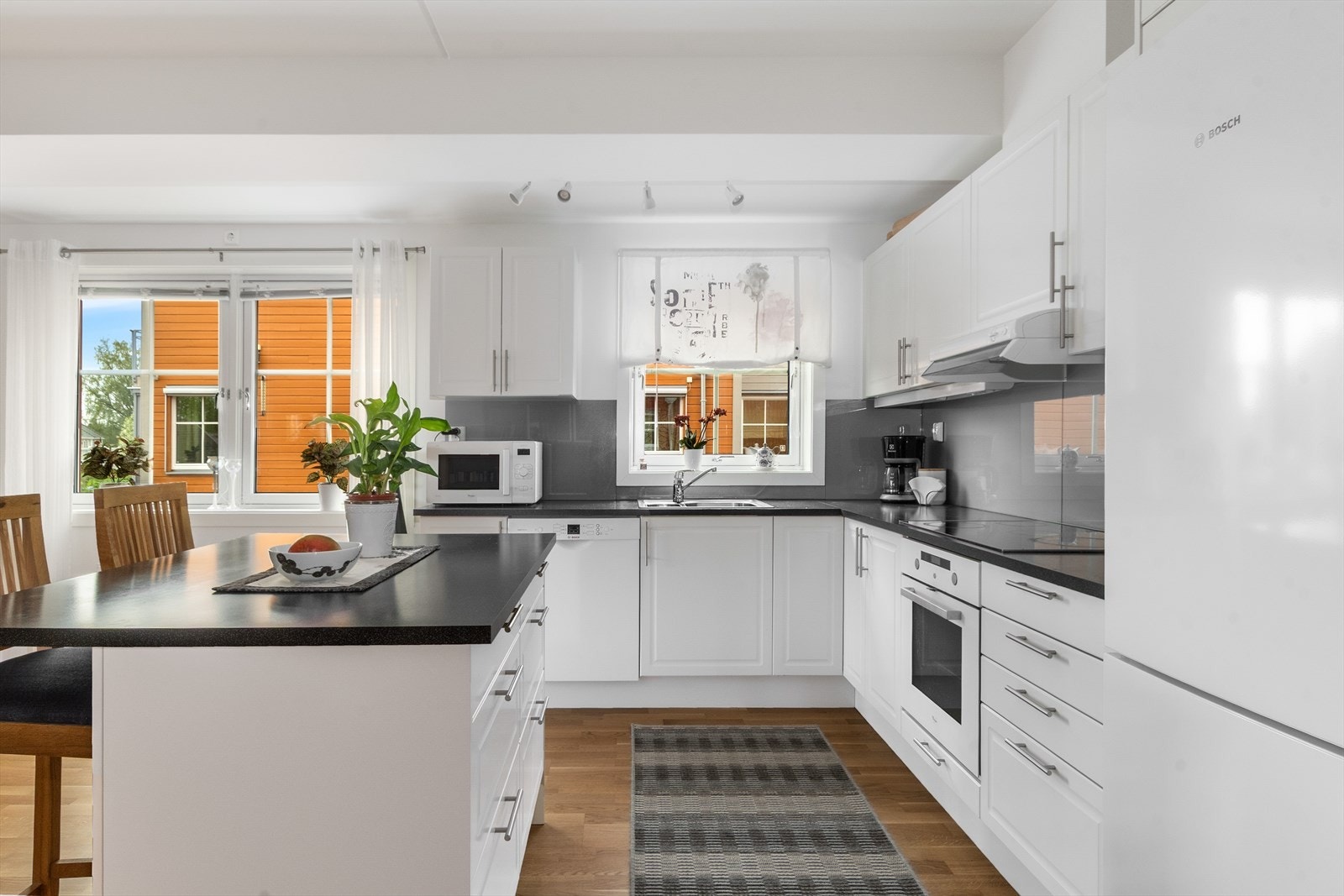 Flott kjøkken med masse oppbevaring og glassplate mellom laminat benkeplate og overskapene. Kjøleskapet er frittstående og følger med om det er ønskelig. Galleribilde
