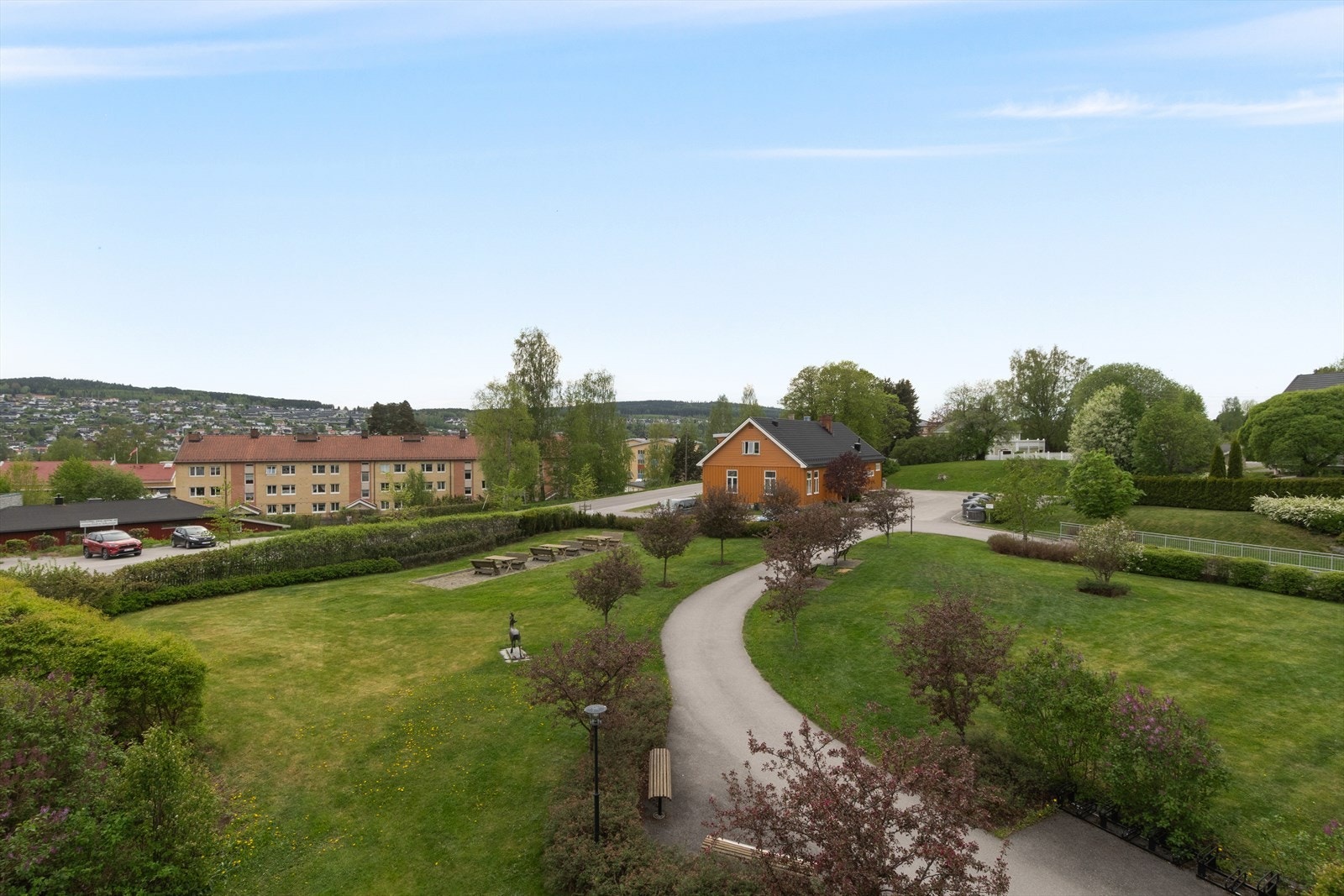 Utsikt. Sameiet har sin egen park og tomten foran eies med 1/30 av hver sameier ! Galleribilde