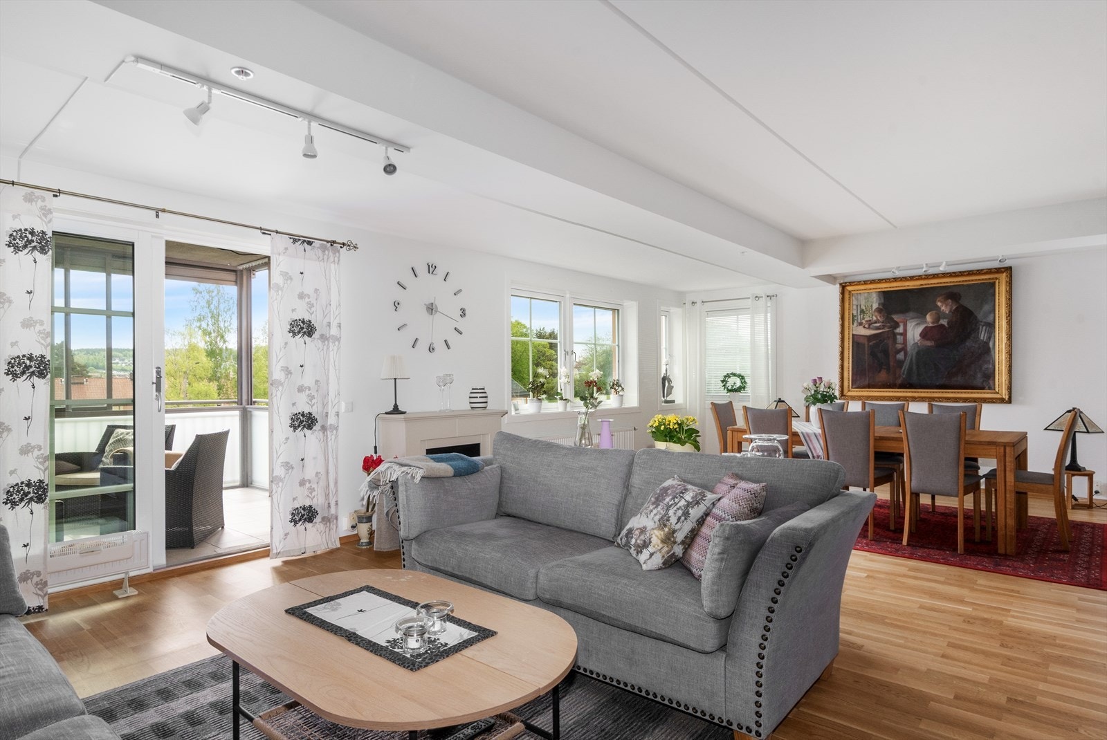 Her er det utgang til en overbygget balkong som er fantastisk på sommeren! Galleribilde