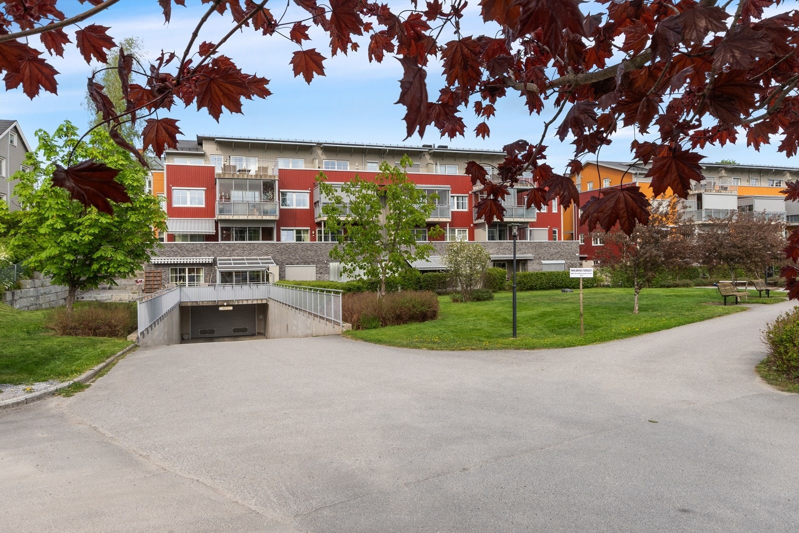 Nedkjøringen til garasjeanlegget er oppvarmet på vinteren så det er enkelt å komme seg opp og ned! Galleribilde