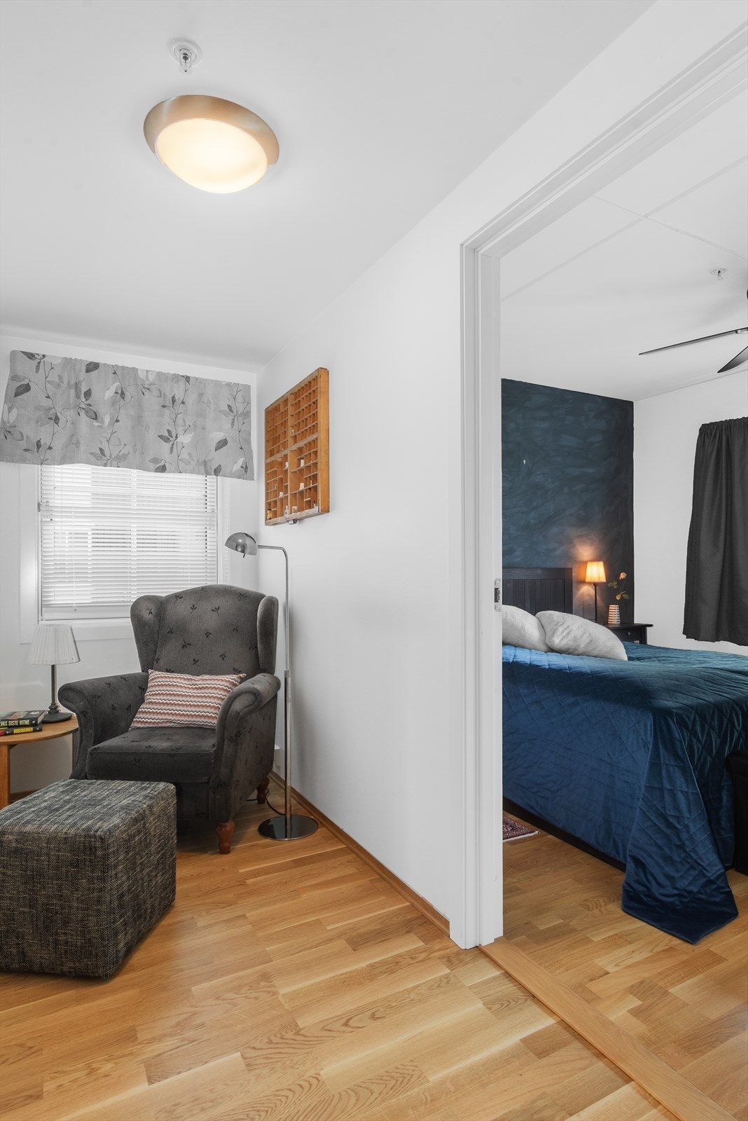 Fra gangen er det inngang til tre soverom - her er det største! Galleribilde