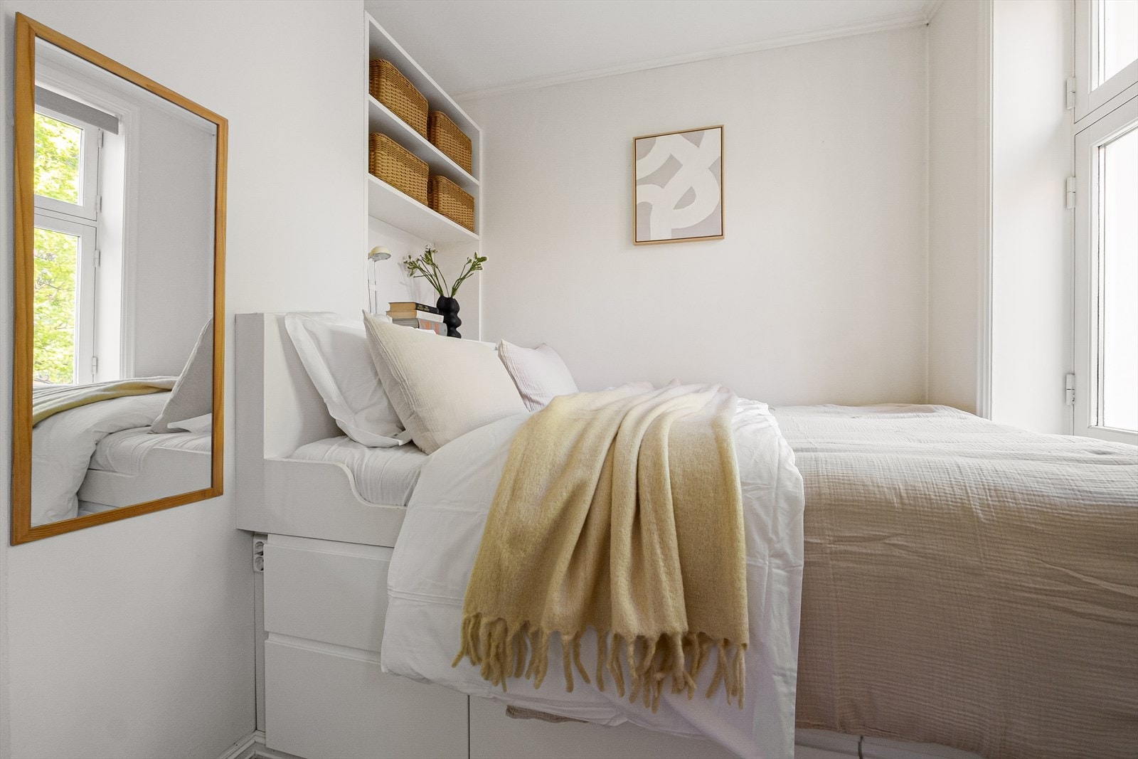 Soverom med smart nisjieløsning under seng for ekstra oppbevaring av klær. Her får man virkelig utnyttet den gode takhøyden. Galleribilde