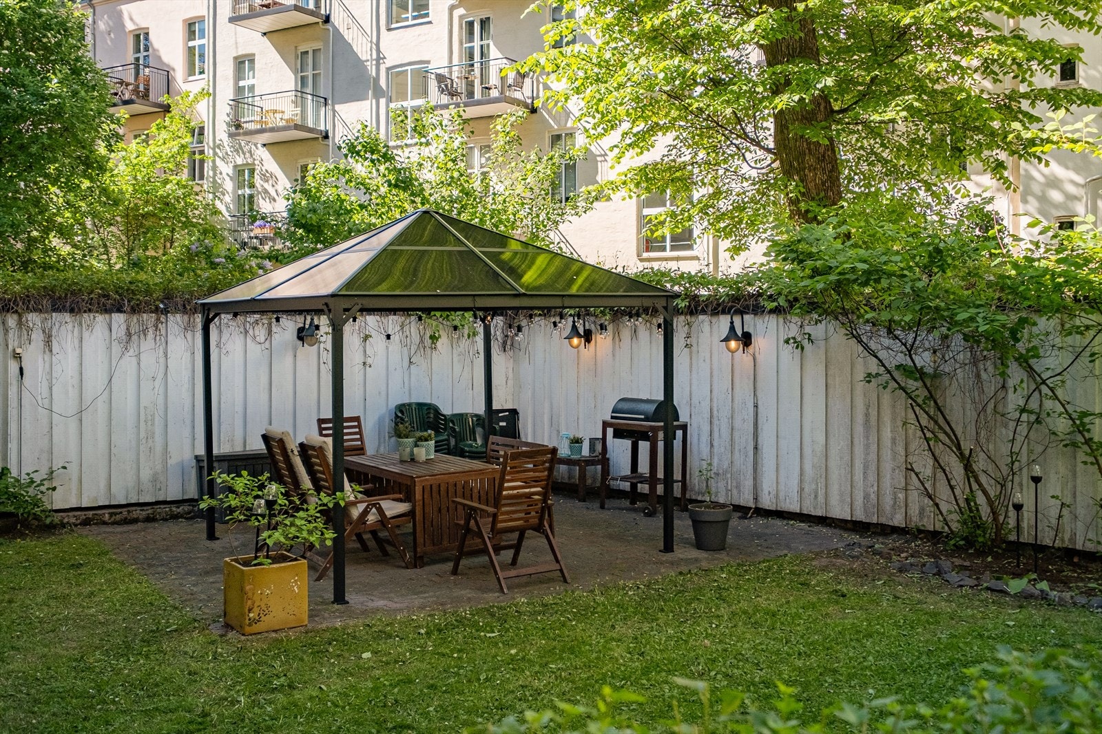 Her finner du blant annet utemøbler og grill til felles bruk. Galleribilde