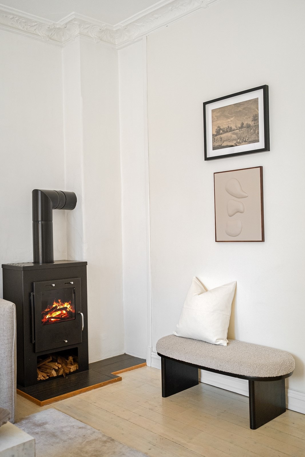 Det er også en peisovn som varmer godt på kalde høst- og vinterdager. Galleribilde