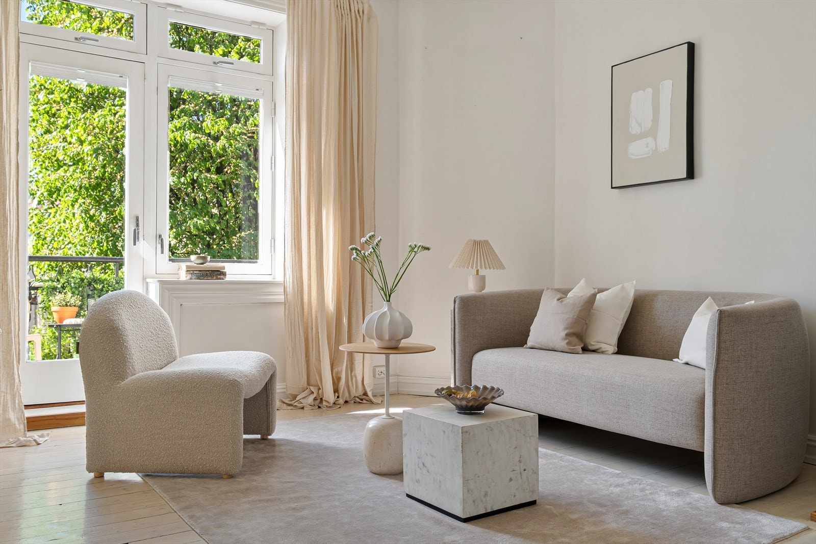 Store vindusflater som gir rikelig med naturlig luft og lys. Galleribilde