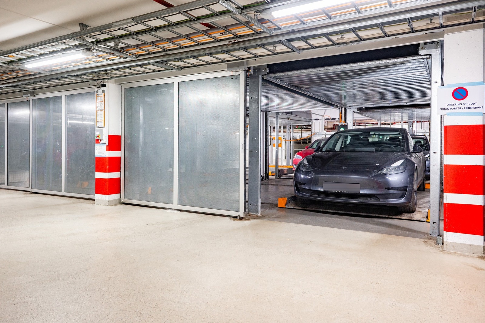 Opsjon på kjøp av parkeringsplass, med el-bil lader, i felles avlåst parkeringsanlegg. Galleribilde