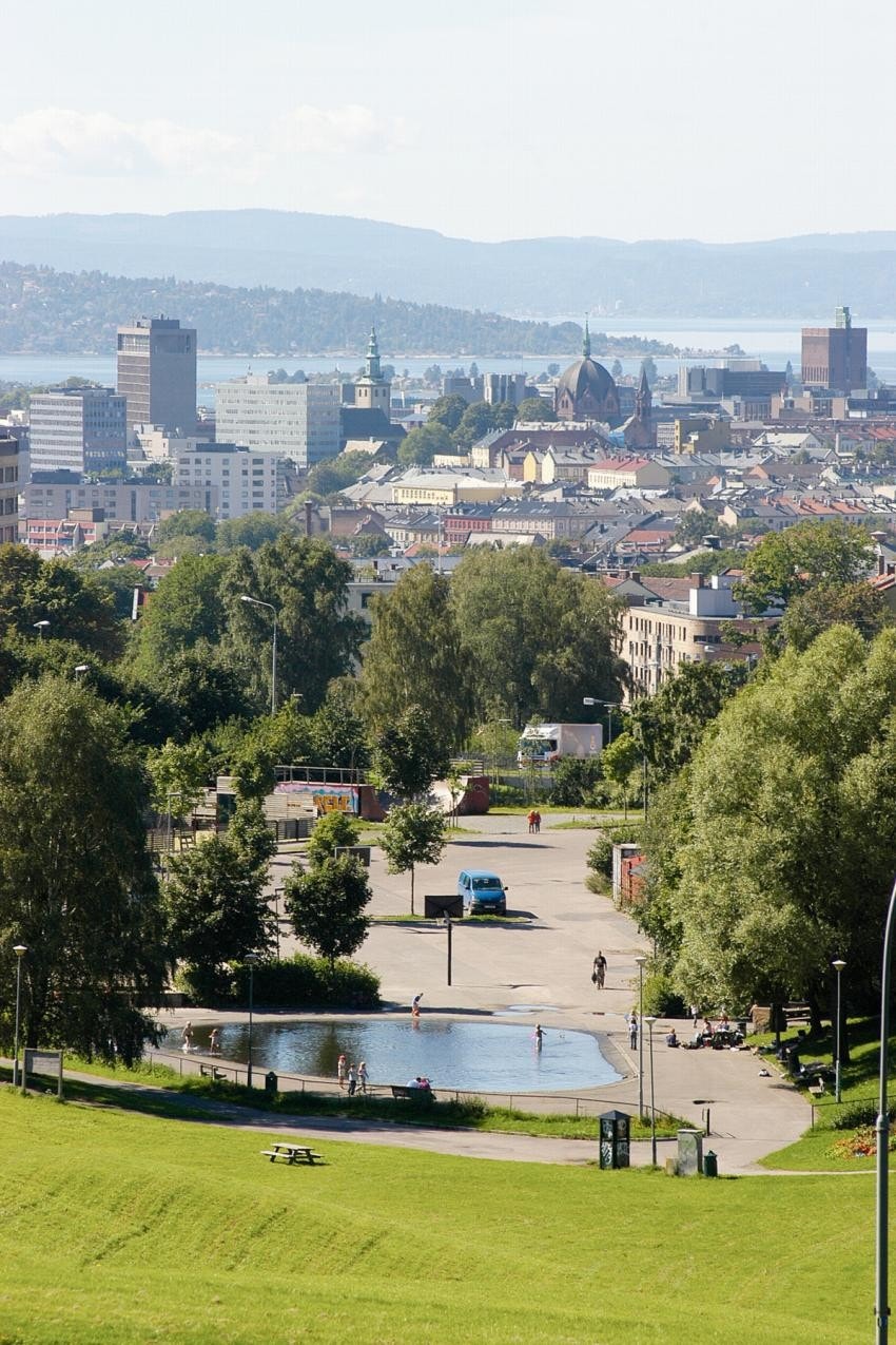 Det er mange fine parker i nærmiljøet - her fra Torshovdalen Galleribilde