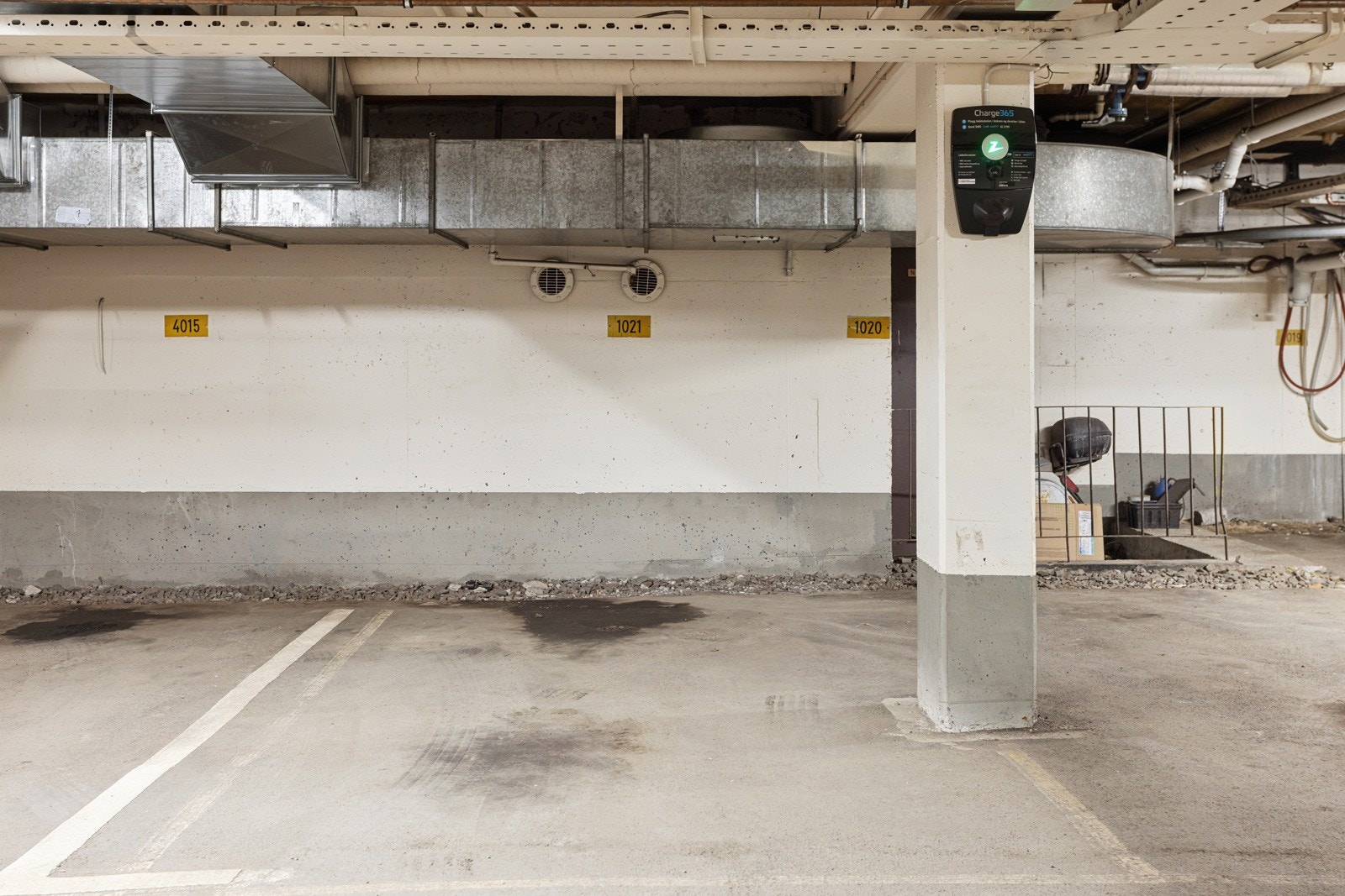 Biloppstillingsplass i felles garasjeanlegg hører til boligen Galleribilde