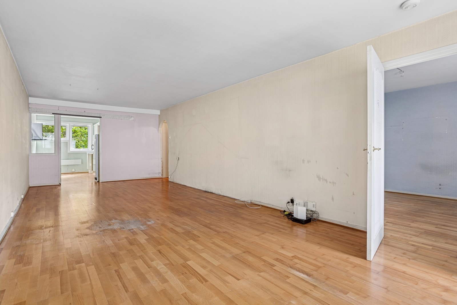 Stuen er romslig og er lett å møblere Galleribilde