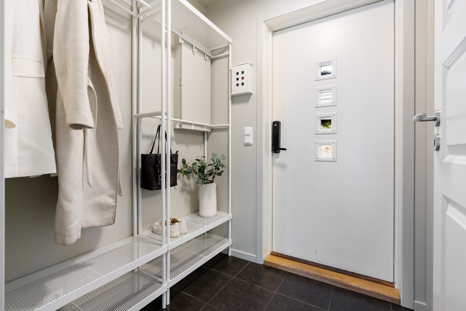 - Romslig entrè på 2,7m² med god plass til yttertøy - Galleribilde